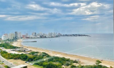 Oportunidad en Venta - Apartamento de 2 Dormitorios + Dependencia y Vista al Mar en Playa Mansa