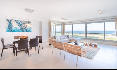Venta y alquiler de departamento con tres dormitorios mas dependencia de servicio en torre Le Parc playa Brava, Punta del Este