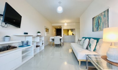 Moderno Apartamento de dos Dormitorios sobre Roosevelt en Venta