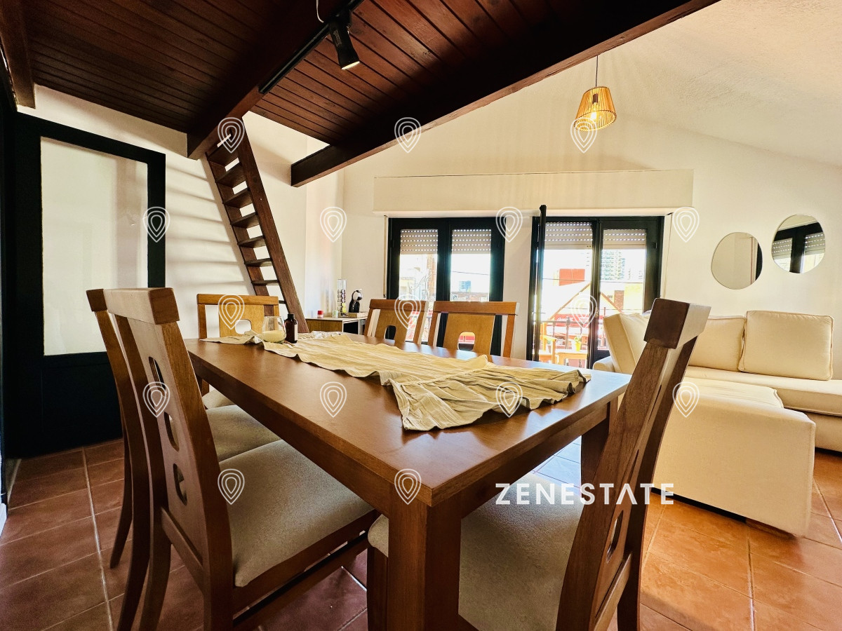 Casa estilo apartamento reciclada a nuevo en la mejor ubicación a pasos de la playa, Península, Brava y Mansa, Punta del Este - Alquiler - ZEN5831C