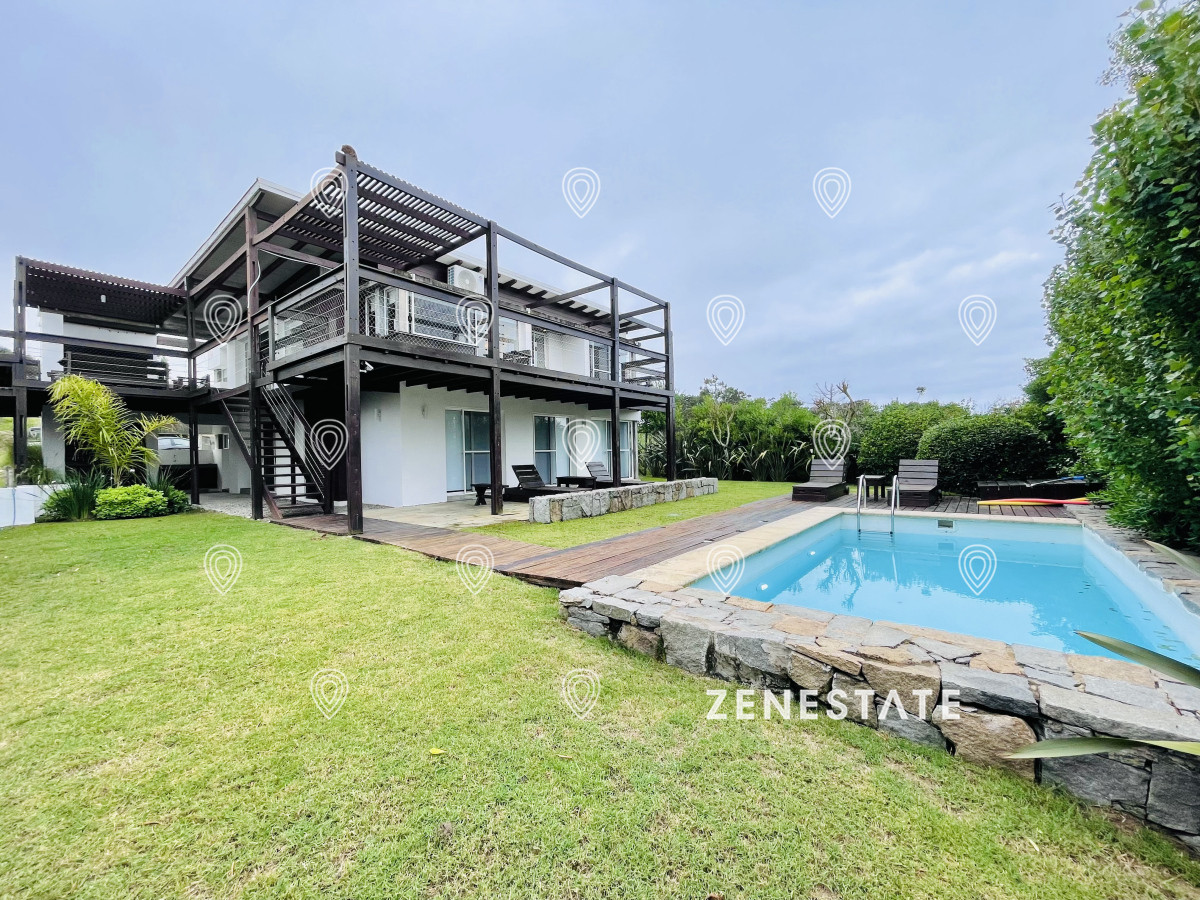 Excelente Casa de 5 Dormitorios en Manantiales, Punta del Este - ZEN5579C