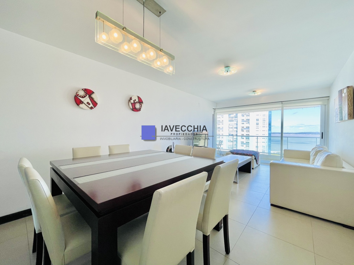 Apartamento de 2 Dormitorios, Vista al Mar y Parrillero en Playa Mansa, Venta - IAV50043A