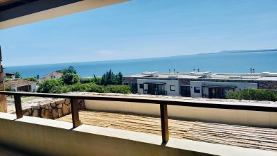 Venta de apartamento de dos dormitorios con dos baños en maravilloso complejo de Punta Ballena 