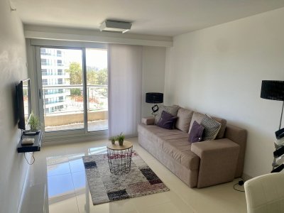 Venta de apartamento de 1 dormitorio con parrillero exclusivo en moderna torre de playa brava 