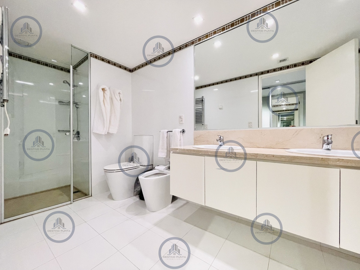 Apartamento ID.56 - Oportunidad en Venta, Moderno Apartamento de 2 Dormitorios y Dependencia sobre Primera Línea de playa Brava, Le Parc