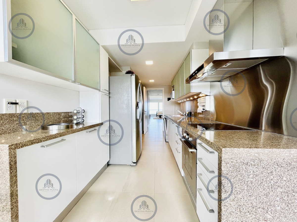 Apartamento ID.56 - Oportunidad en Venta, Moderno Apartamento de 2 Dormitorios y Dependencia sobre Primera Línea de playa Brava, Le Parc