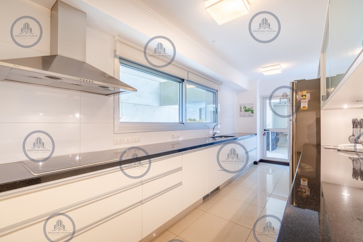 Apartamento ID.89 - Oportunidad Moderno Apartamento de 3 Dormitorio y Dependencia Frente al Mar, Playa Brava