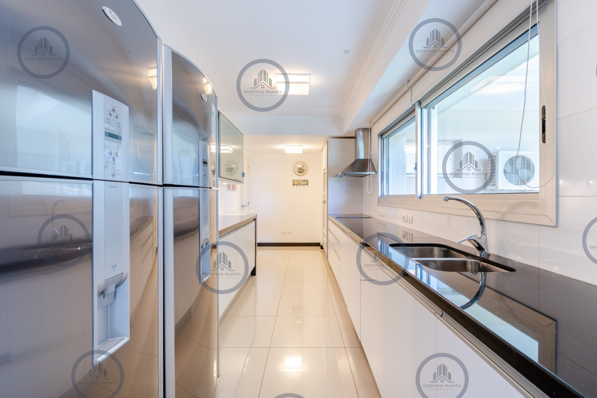 Apartamento ID.89 - Oportunidad Moderno Apartamento de 3 Dormitorio y Dependencia Frente al Mar, Playa Brava