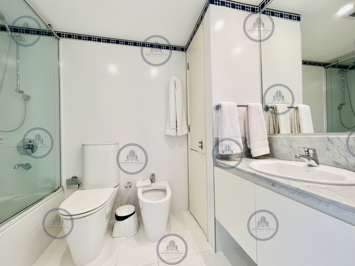 Apartamento ID.56 - Oportunidad en Venta, Moderno Apartamento de 2 Dormitorios y Dependencia sobre Primera Línea de playa Brava, Le Parc