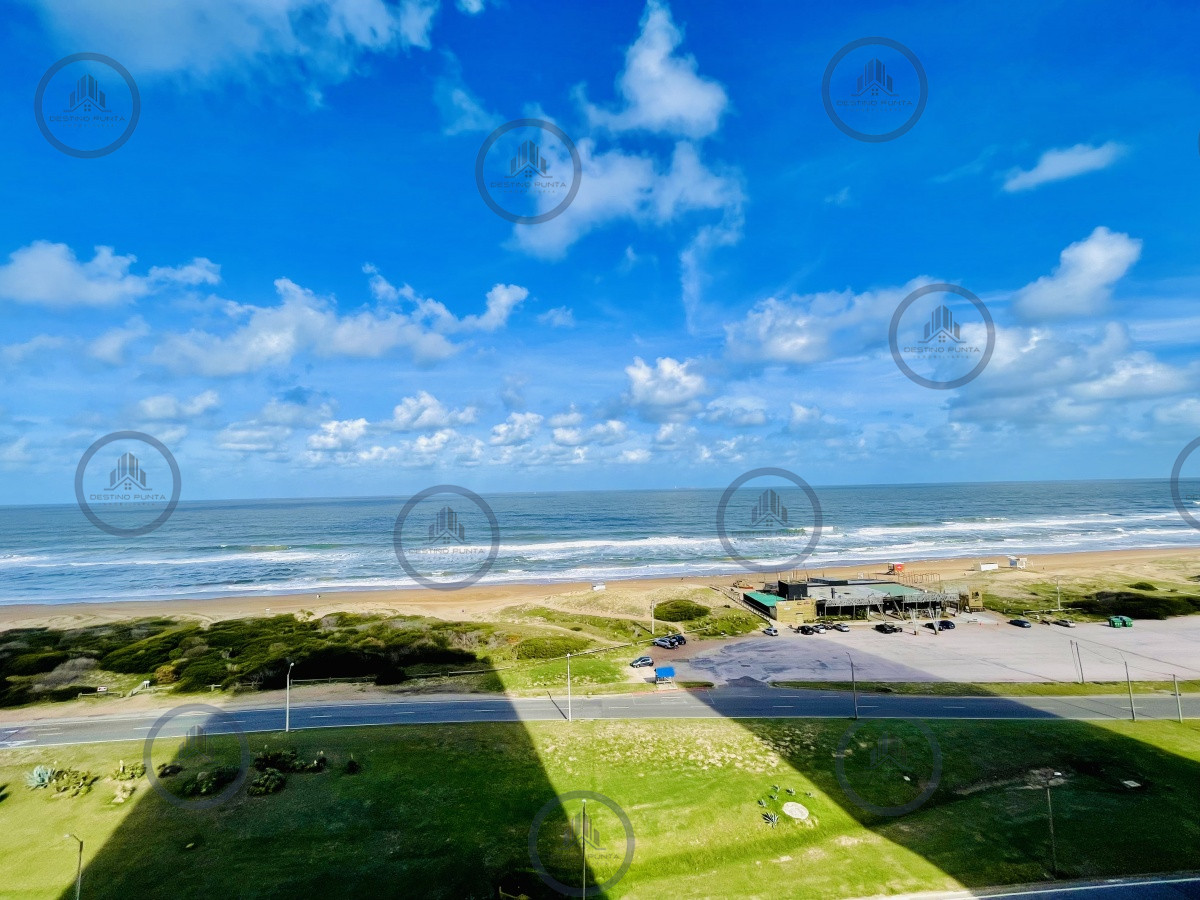 Apartamento ID.56 - Oportunidad en Venta, Moderno Apartamento de 2 Dormitorios y Dependencia sobre Primera Línea de playa Brava, Le Parc