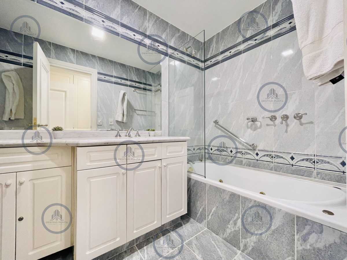 Apartamento ID.79 - Apartamento de 3 Dormitorios sobre Playa Mansa, en Venta y Alquiler, Punta del Este
