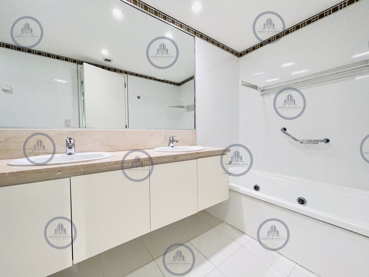 Apartamento ID.56 - Oportunidad en Venta, Moderno Apartamento de 2 Dormitorios y Dependencia sobre Primera Línea de playa Brava, Le Parc