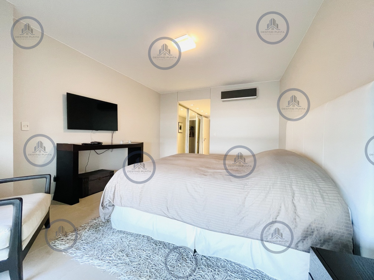 Apartamento ID.56 - Oportunidad en Venta, Moderno Apartamento de 2 Dormitorios y Dependencia sobre Primera Línea de playa Brava, Le Parc