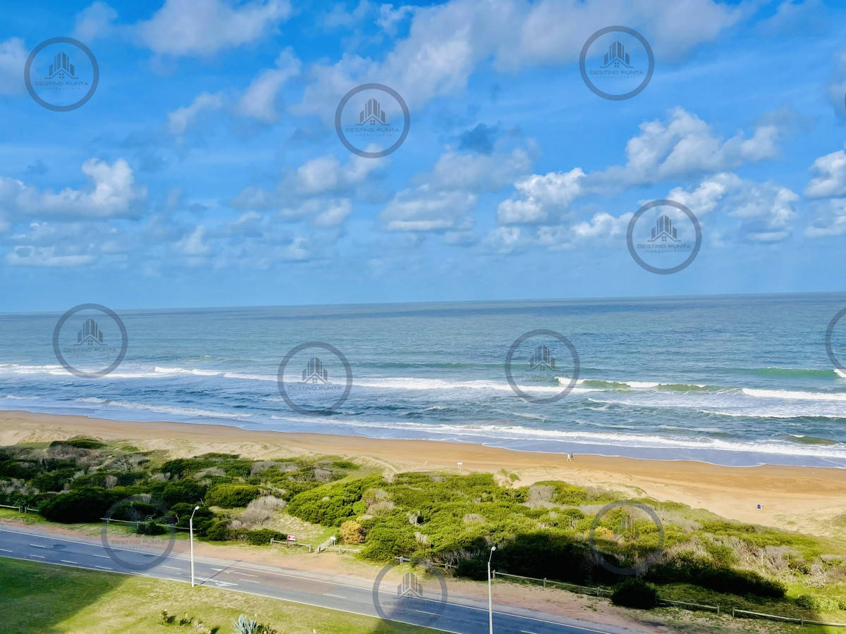 Apartamento ID.56 - Oportunidad en Venta, Moderno Apartamento de 2 Dormitorios y Dependencia sobre Primera Línea de playa Brava, Le Parc