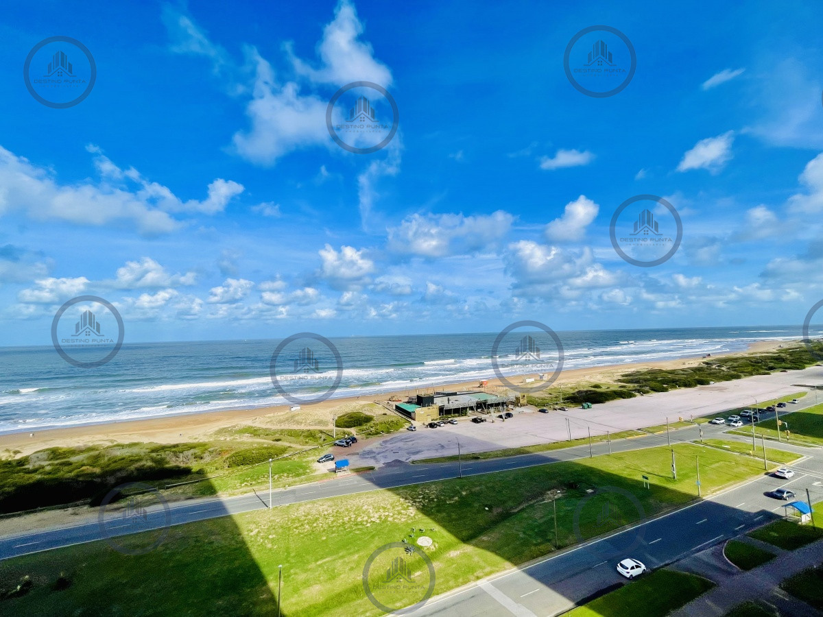 Apartamento ID.56 - Oportunidad en Venta, Moderno Apartamento de 2 Dormitorios y Dependencia sobre Primera Línea de playa Brava, Le Parc