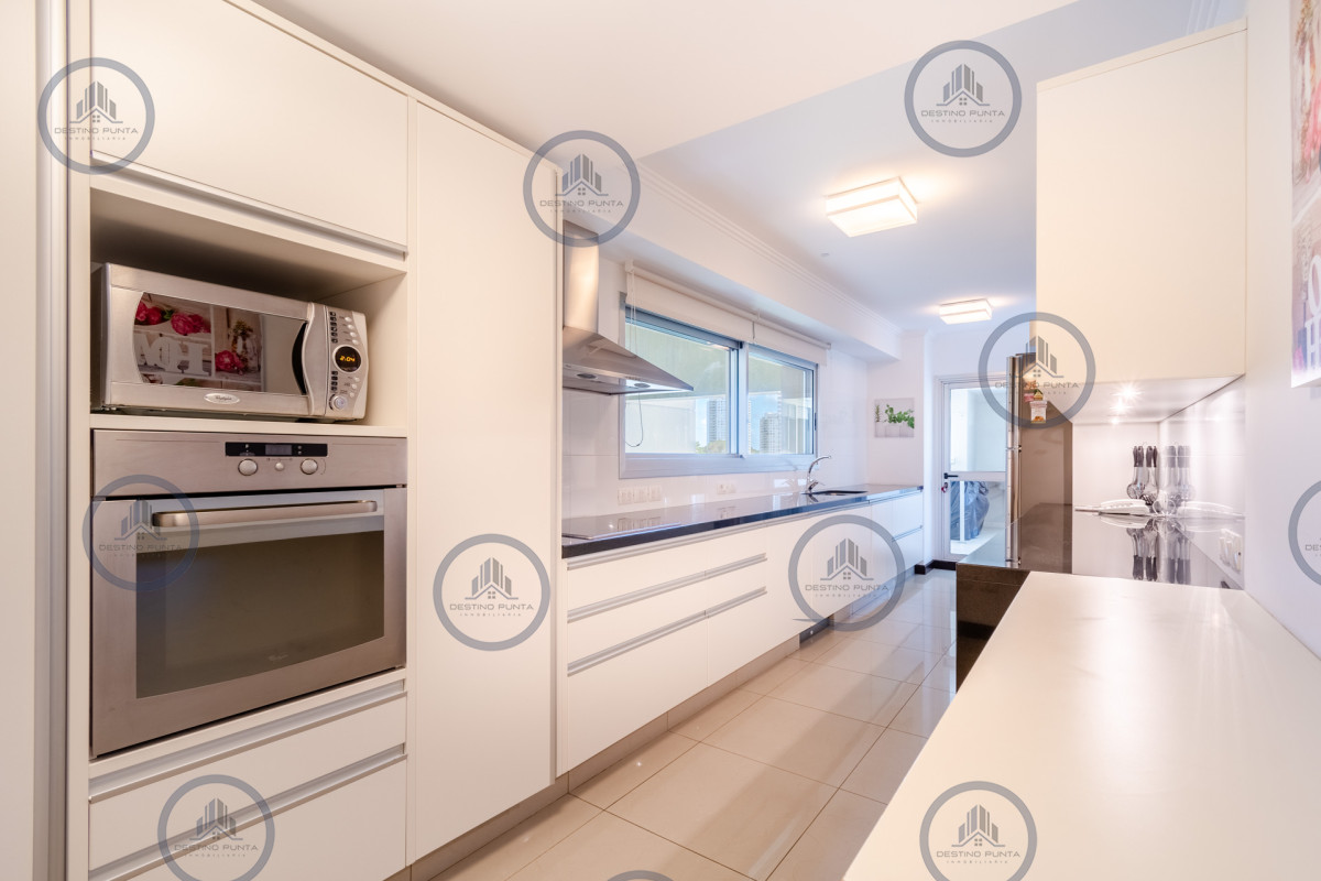 Apartamento ID.89 - Oportunidad Moderno Apartamento de 3 Dormitorio y Dependencia Frente al Mar, Playa Brava