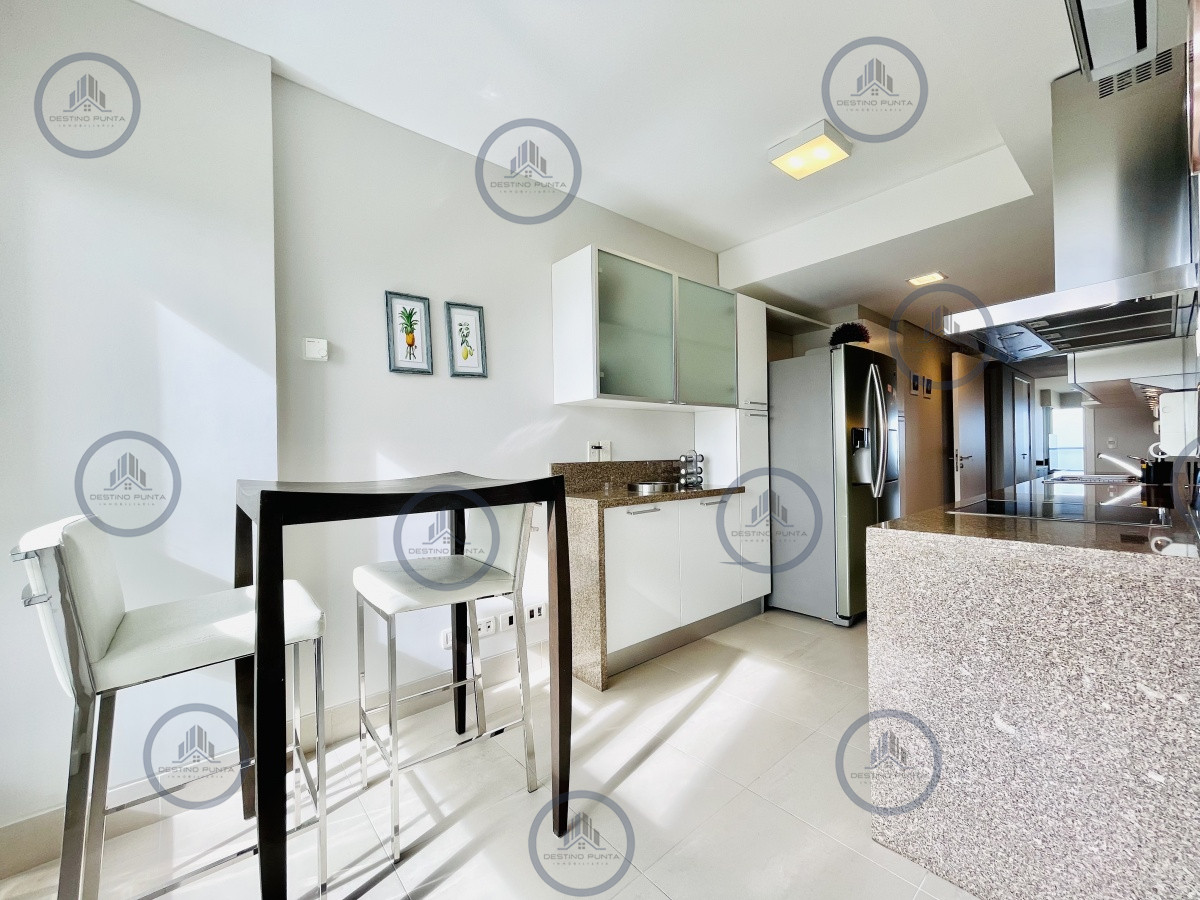 Apartamento ID.56 - Oportunidad en Venta, Moderno Apartamento de 2 Dormitorios y Dependencia sobre Primera Línea de playa Brava, Le Parc