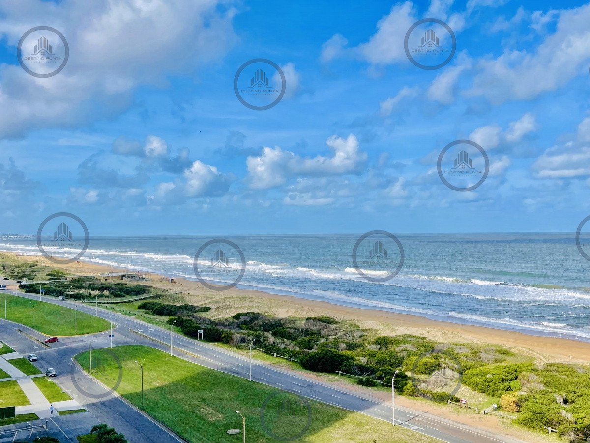 Apartamento ID.56 - Oportunidad en Venta, Moderno Apartamento de 2 Dormitorios y Dependencia sobre Primera Línea de playa Brava, Le Parc
