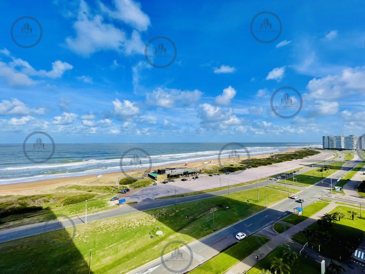 Apartamento ID.56 - Oportunidad en Venta, Moderno Apartamento de 2 Dormitorios y Dependencia sobre Primera Línea de playa Brava, Le Parc