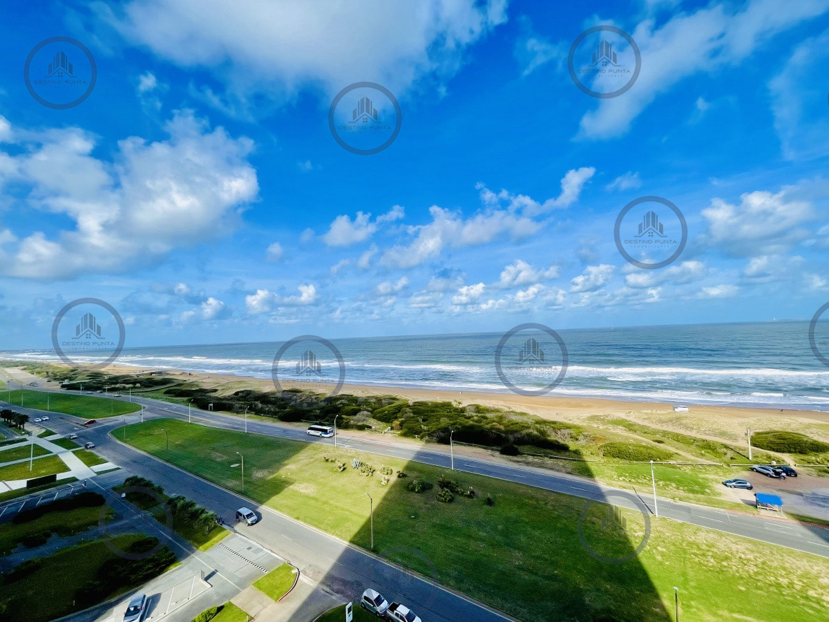 Apartamento ID.56 - Oportunidad en Venta, Moderno Apartamento de 2 Dormitorios y Dependencia sobre Primera Línea de playa Brava, Le Parc