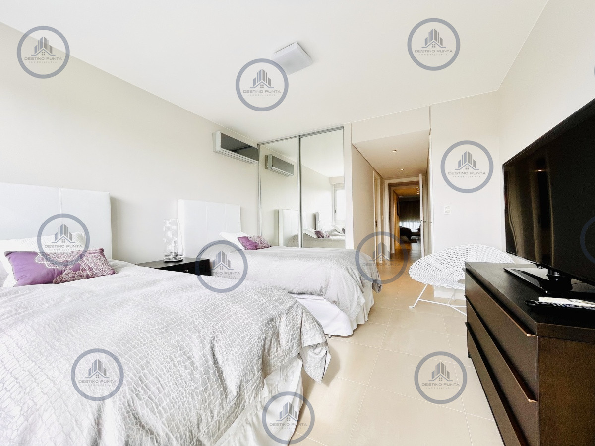 Apartamento ID.56 - Oportunidad en Venta, Moderno Apartamento de 2 Dormitorios y Dependencia sobre Primera Línea de playa Brava, Le Parc