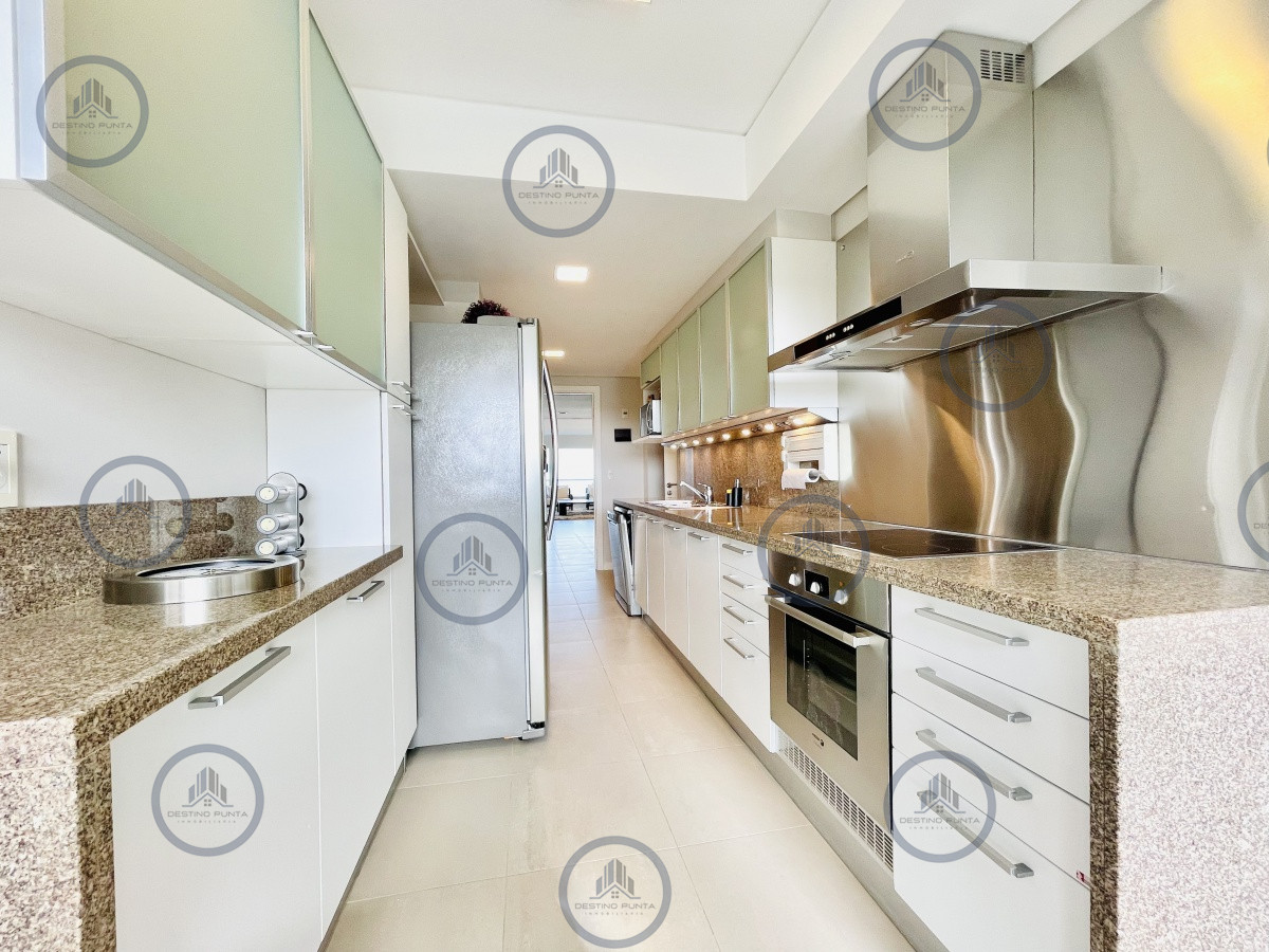 Apartamento ID.56 - Oportunidad en Venta, Moderno Apartamento de 2 Dormitorios y Dependencia sobre Primera Línea de playa Brava, Le Parc