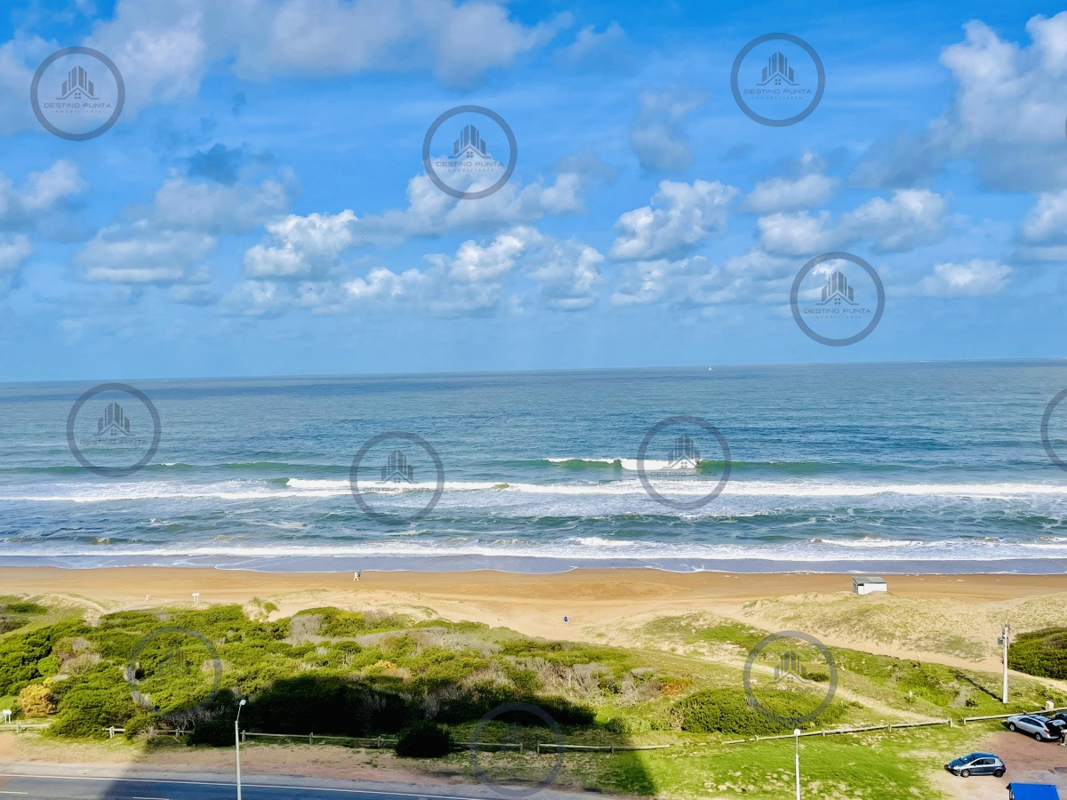 Apartamento ID.56 - Oportunidad en Venta, Moderno Apartamento de 2 Dormitorios y Dependencia sobre Primera Línea de playa Brava, Le Parc