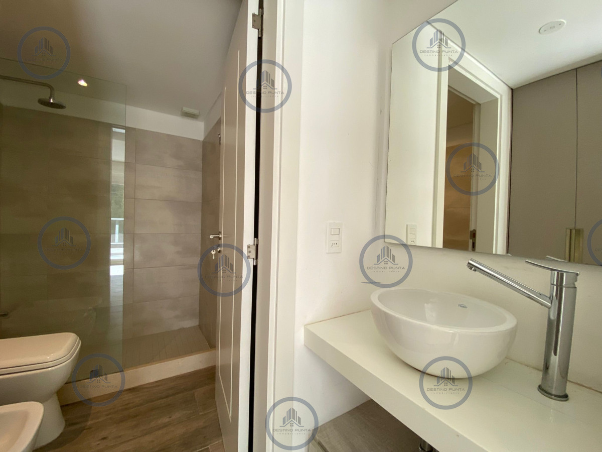 Apartamento ID.777 - Espectacular Apartamento de Dos Dormitorios, Dependencia y Parrillero a Estrenar en Punta del Este