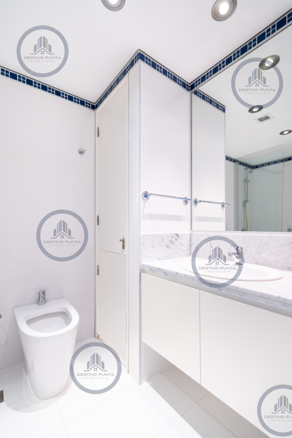 Apartamento ID.53 - Moderno Apartamento sobre playa Brava en torre Le Parc, cuenta con dos dormitorios más dependencia de servicio. Punta del Este