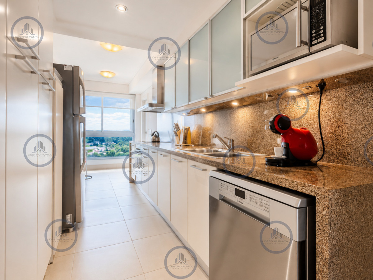 Apartamento ID.484 - Apartamento de 2 Dormitorios más Dependencia en Torre Le Parc, Playa Brava