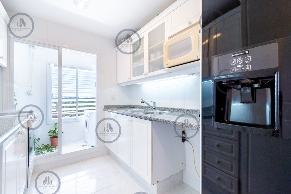 Apartamento ID.77 - Alquiler temporario y venta de espectacular departamento esquinero al frente en edificio icónico frente al Mar, Playa Mansa, Punta del Este 