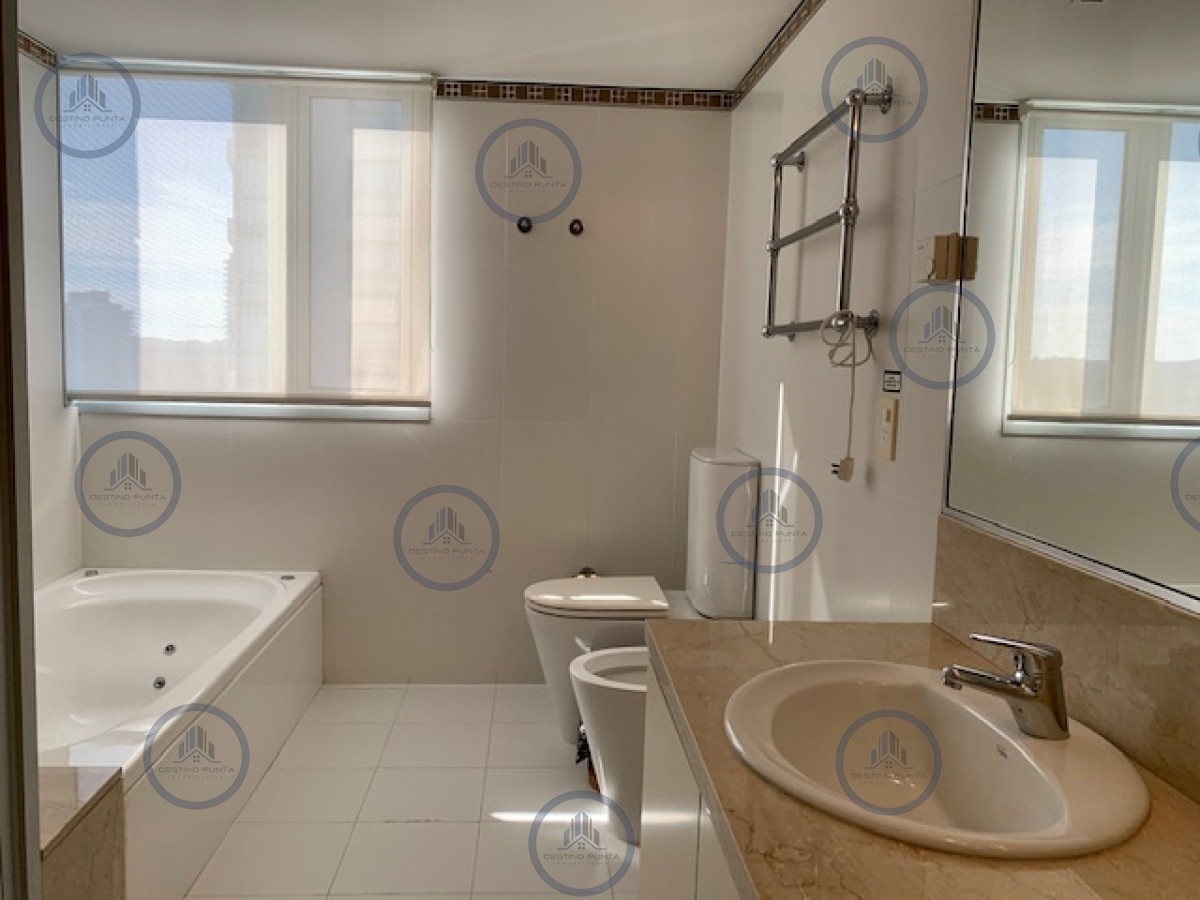 Apartamento ID.25 - Venta y alquiler temporario de apartamento de tres dormitorios mas dependencia de servicio en Playa Brava