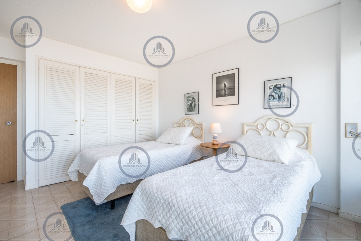 Apartamento ID.71 - Excelente Apartamento de 3 Dormitorios y Dependencia de Servicio Frente al Mar - Playa Brava