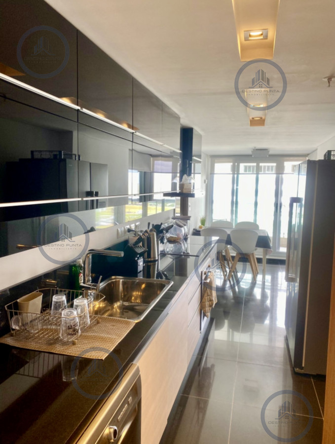 Apartamento ID.2896 - Alquiler temporal apartamento de 3 amplios dormitorios más dependencia con parrillero propio Playa Brava