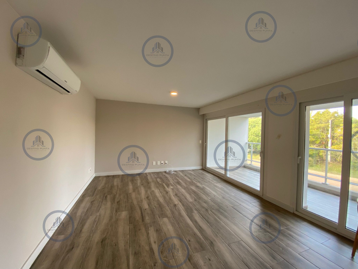 Apartamento ID.777 - Espectacular Apartamento de Dos Dormitorios, Dependencia y Parrillero a Estrenar en Punta del Este