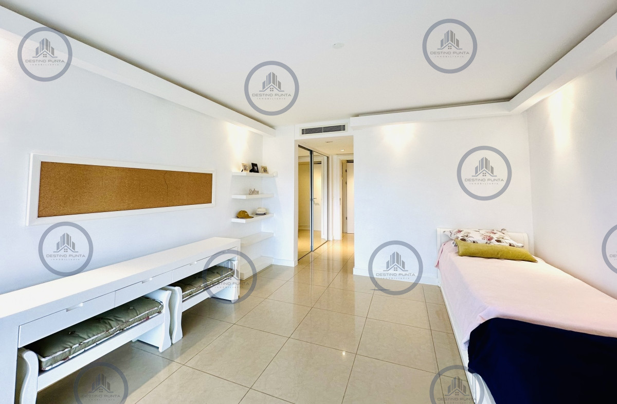 Apartamento ID.1708 - Alquiler temporario de gran apartamento de 4 dormitorios más dependencia en Playa Mansa