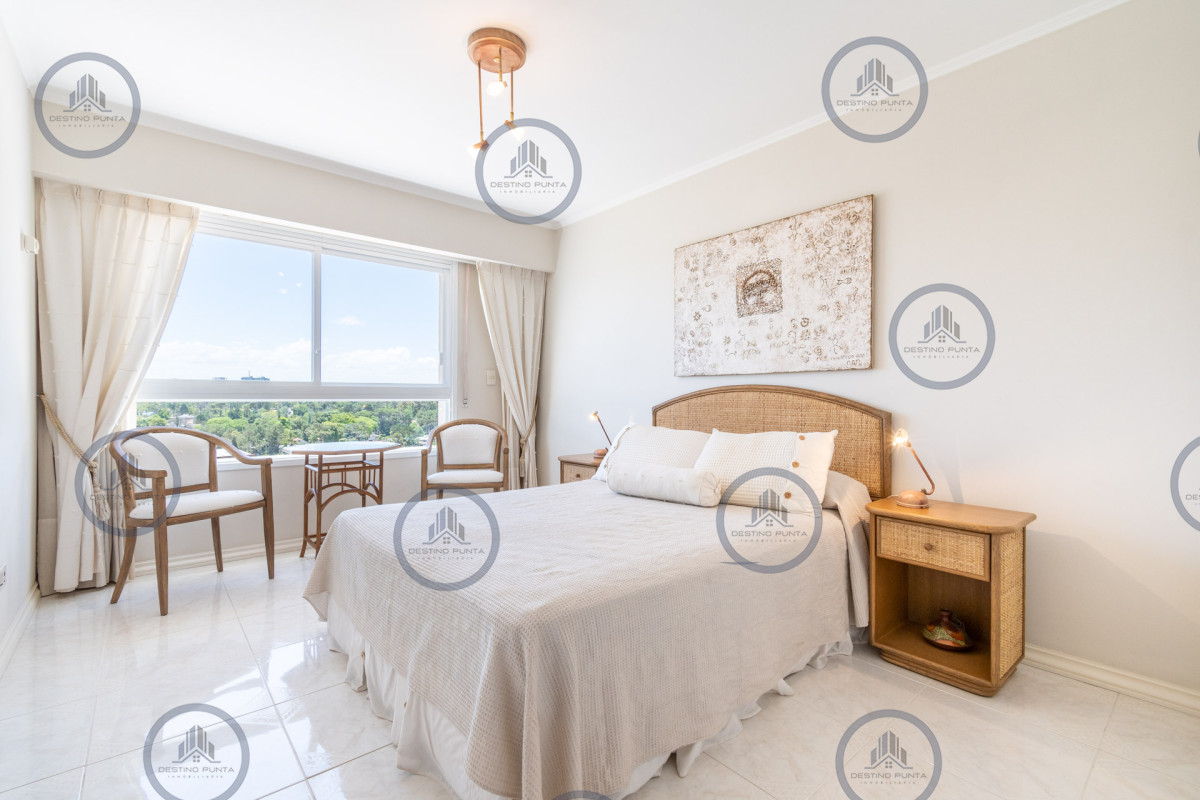 Apartamento ID.77 - Alquiler temporario y venta de espectacular departamento esquinero al frente en edificio icónico frente al Mar, Playa Mansa, Punta del Este 