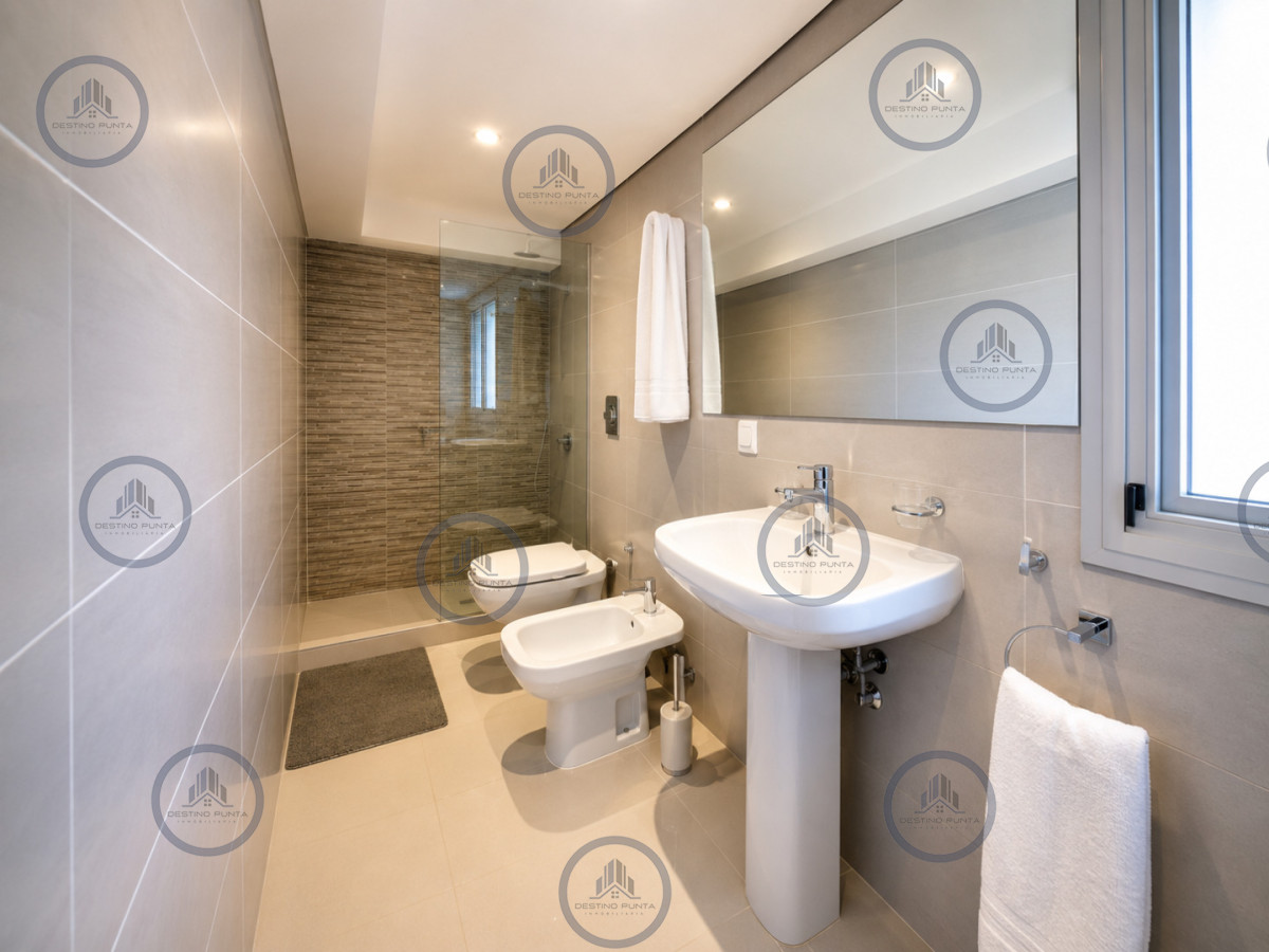 Apartamento ID.150 - Espectacular Penthouse Duplex con 4 Dormitorios + Dependencia y Terraza con Parrillero, en torre premium de Playa Brava, Punta del Este