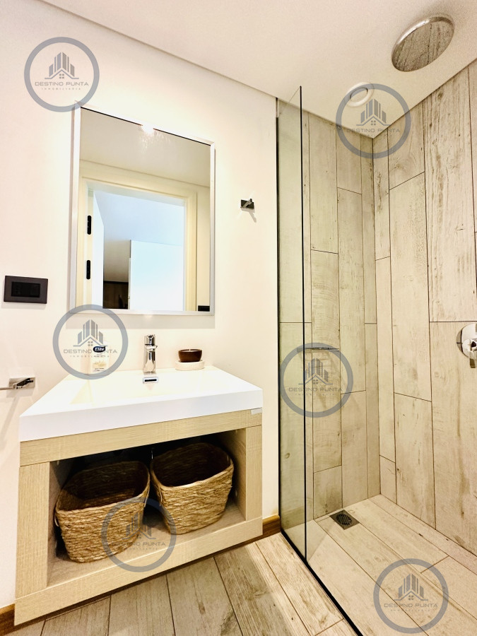 Apartamento ID.677 - Venta y alquiler de apartamento de tres dormitorios con tres suites moderno a estrenar, playa Brava