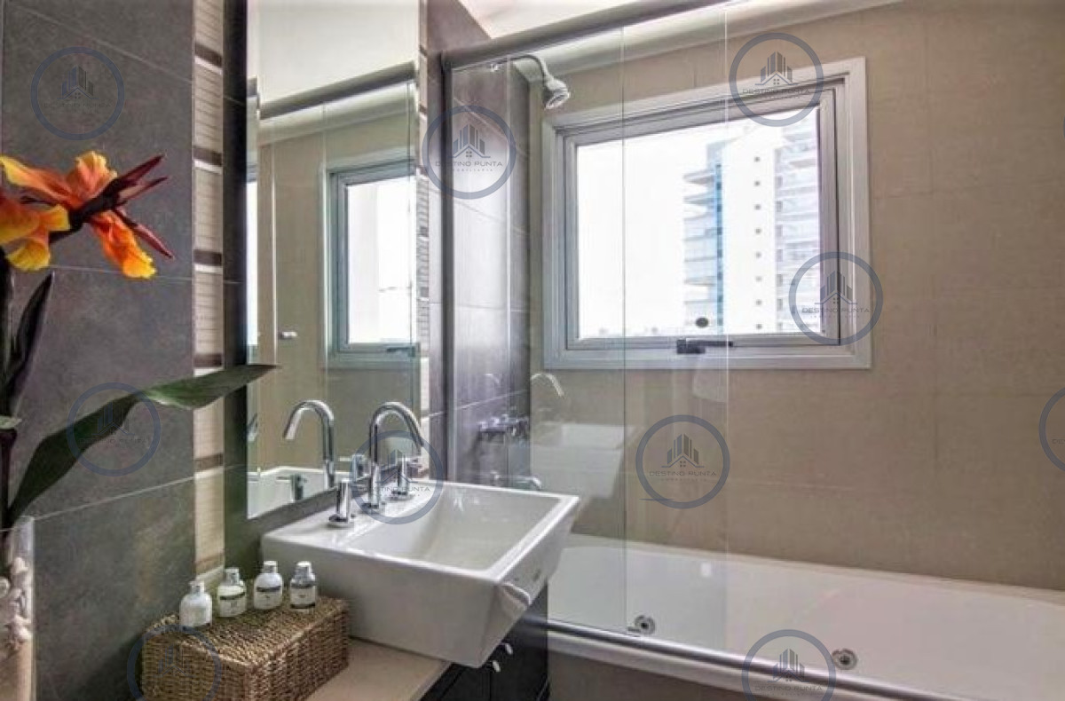 Apartamento ID.1154 - Excelente Apartamento de 3 Dormitorios con Vista al Mar, Playa Mansa, Punta del Este