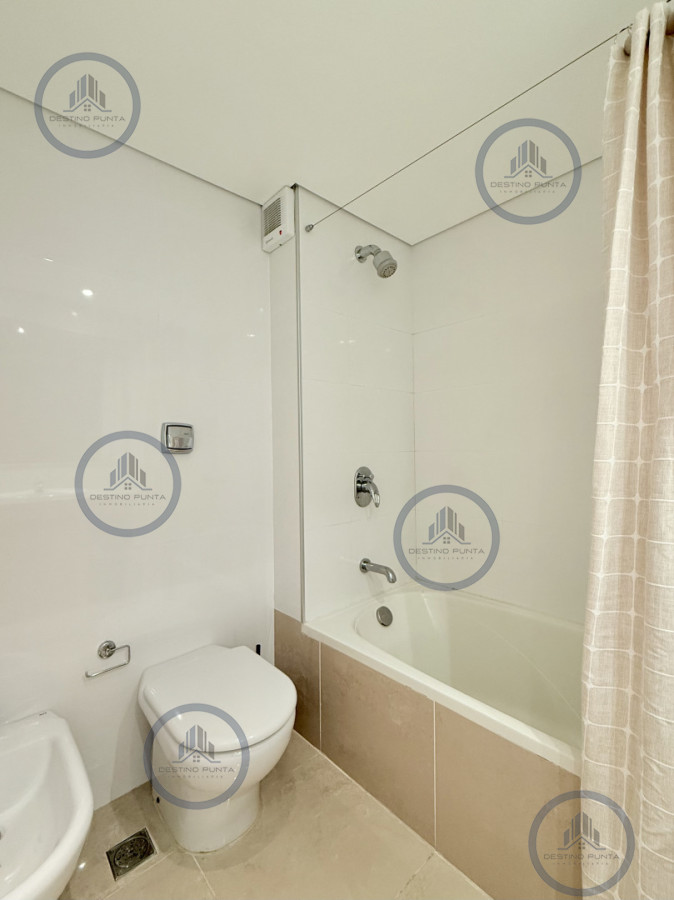 Apartamento ID.3030 - Venta de apartamento de 3 dormitorios sobre primera fila de Playa Brava, Punta del Este