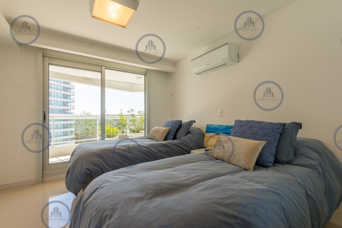 Apartamento ID.301 - Excelente Apartamento de 2 Dormitorios + Servicio en Brava con Vista al Mar