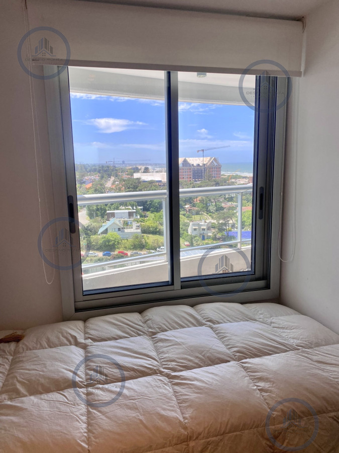 Apartamento ID.2307 - Venta Excelente Apartamento de 2 Dormitorios + Servicio en Brava con Vista al Mar