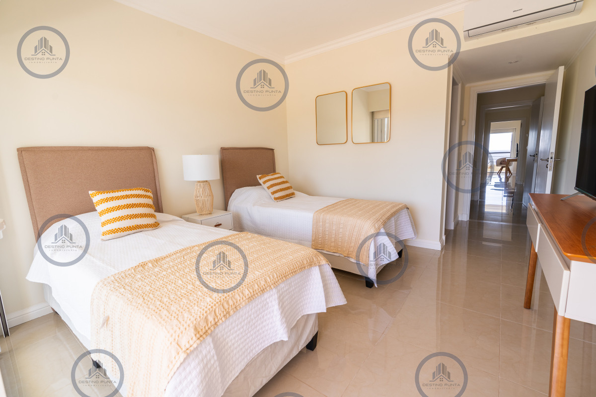 Apartamento ID.231 - Exclusivo penthouse en venta de 3 dormitorios vista al mar, piscina y parrillero de uso exclusivo sonbre Playa Mansa, Pinares