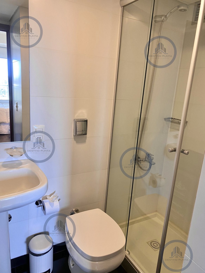 Apartamento ID.2307 - Venta Excelente Apartamento de 2 Dormitorios + Servicio en Brava con Vista al Mar