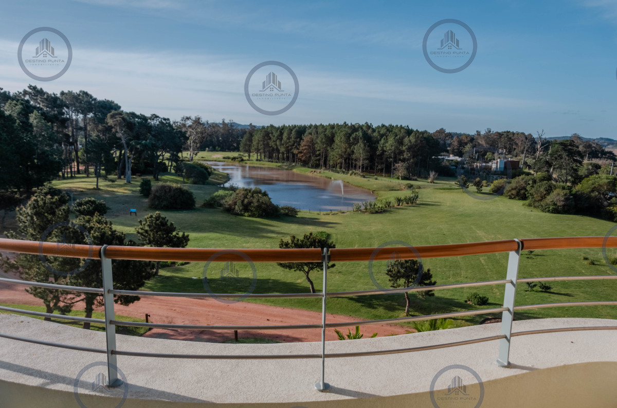 Apartamento ID.236 - Penthouse en venta de 3 dormitorios con parrillero de uso exclusivo, Playa Mansa, Pinares
