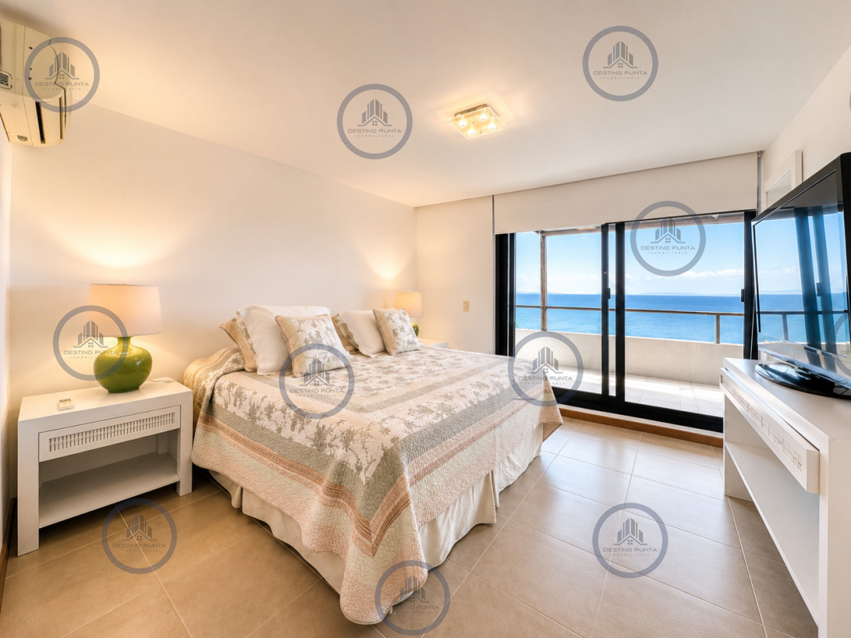 Apartamento ID.2462 - Excelente y amplio departamento duplex en venta de 3 dormitorios mas dependencia con parrillero, Punta Ballena