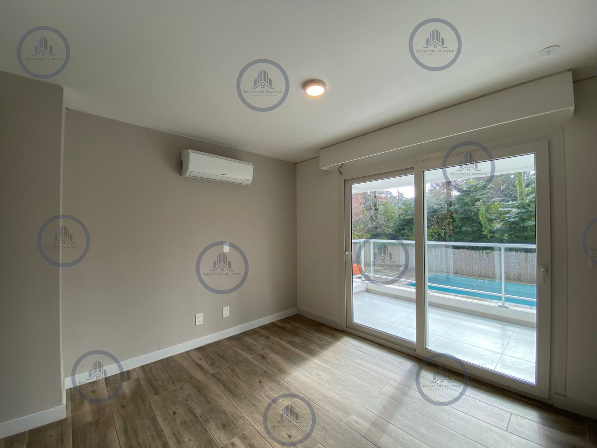 Apartamento ID.777 - Espectacular Apartamento de Dos Dormitorios, Dependencia y Parrillero a Estrenar en Punta del Este