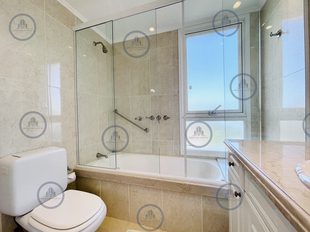 Apartamento ID.1059 - Venta de Excelente apartamento en alquiler temporario de tres dormitorios más dependencia de servicio, Playa Mansa, Punta del Este