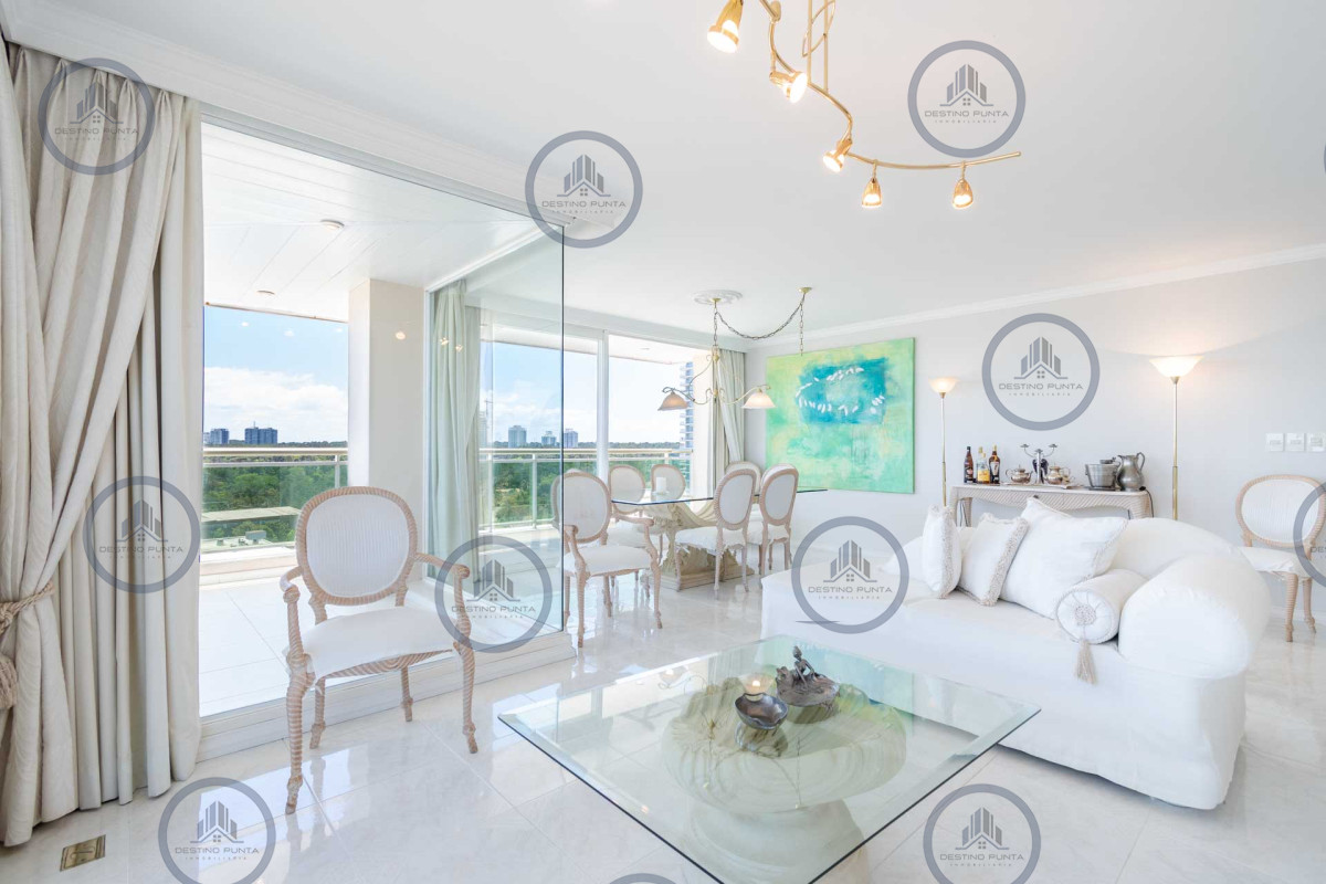 Apartamento ID.77 - Alquiler temporario y venta de espectacular departamento esquinero al frente en edificio icónico frente al Mar, Playa Mansa, Punta del Este 